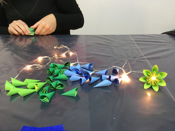 Atelier guirlande lumineuse fleurs origami – Image 6