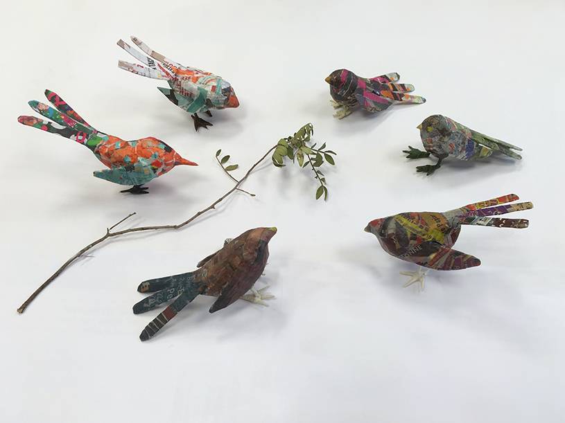 Petite maison d'oiseau à suspendre en papier mâché 5 cm Décopatch chez  Rougier & Plé