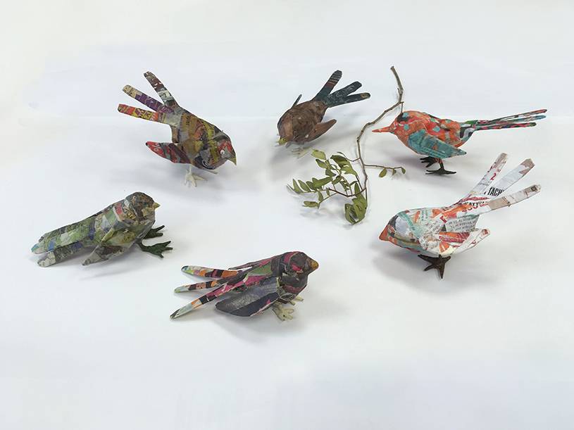 Petite maison d'oiseau à suspendre en papier mâché 5 cm Décopatch chez  Rougier & Plé