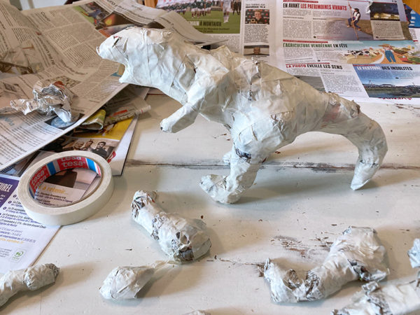Atelier sculpture dino papier-mâché