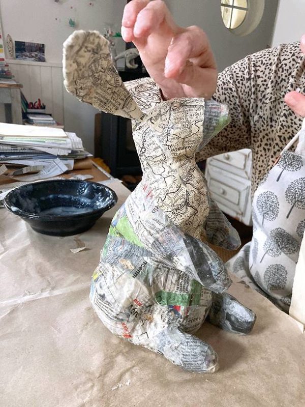 Atelier sculpture lapin papier-mâché