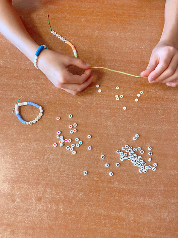 Atelier bracelet prénom perles heishi – Image 7