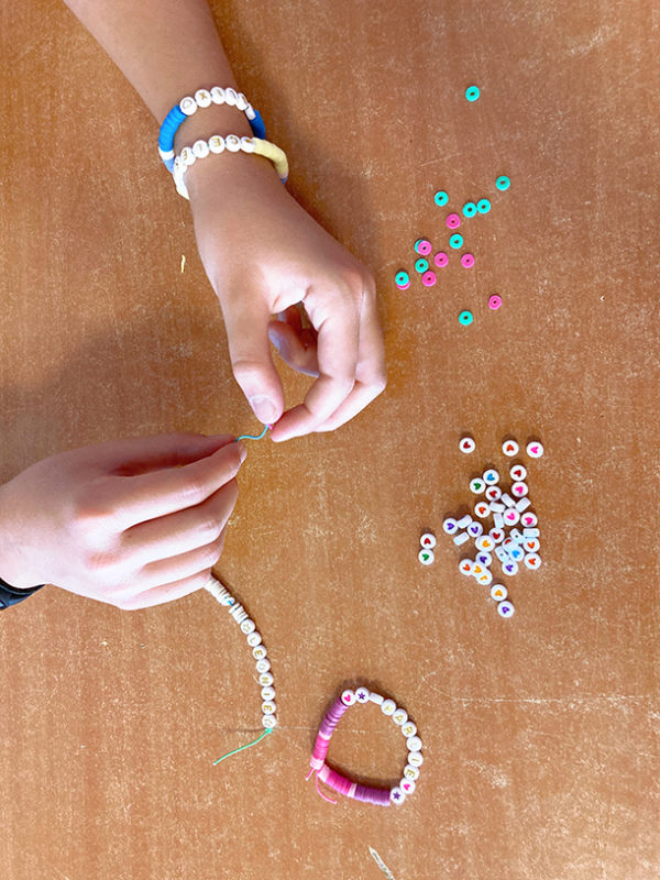 Atelier bracelet prénom perles heishi – Image 11
