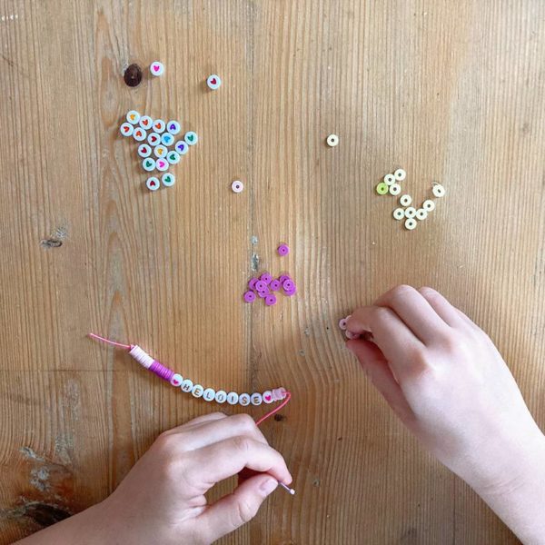 Atelier bracelet prénom perles heishi – Image 20