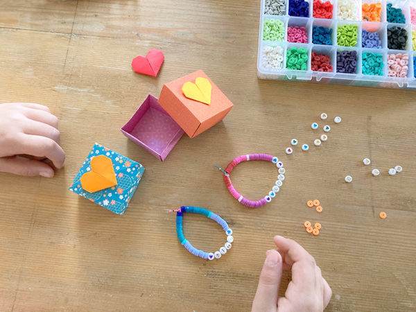 Atelier bracelet prénom perles heishi