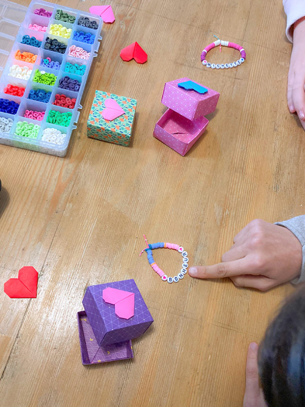 Atelier bracelet prénom perles heishi – Image 15